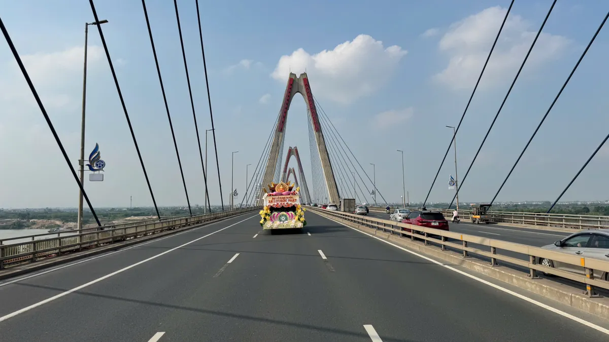 Cung rước xá lợi Phật từ sân bay Nội Bài về chùa Quán Sứ - Ảnh 3.