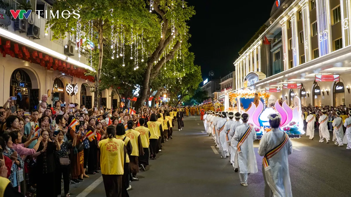 Phật tử khắp nơi đổ về khu vực hồ Hoàn Kiếm cung rước Xá lợi Đức Phật - Ảnh 4.