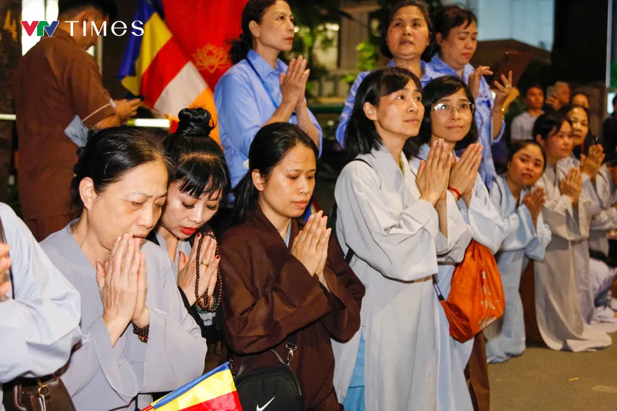 Phật tử khắp nơi đổ về khu vực hồ Hoàn Kiếm cung rước Xá lợi Đức Phật - Ảnh 7.