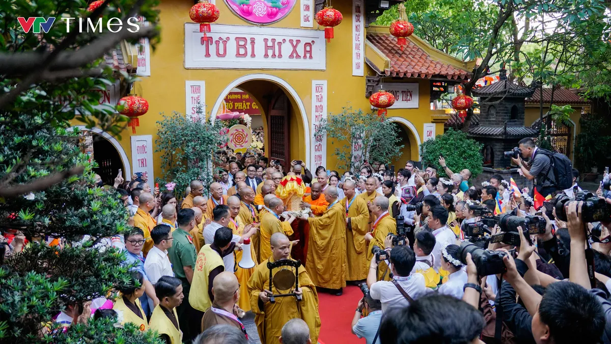 Hàng ngàn người dân Hà Nội cung rước Xá lợi Phật về chùa Quán Sứ - Ảnh 4.