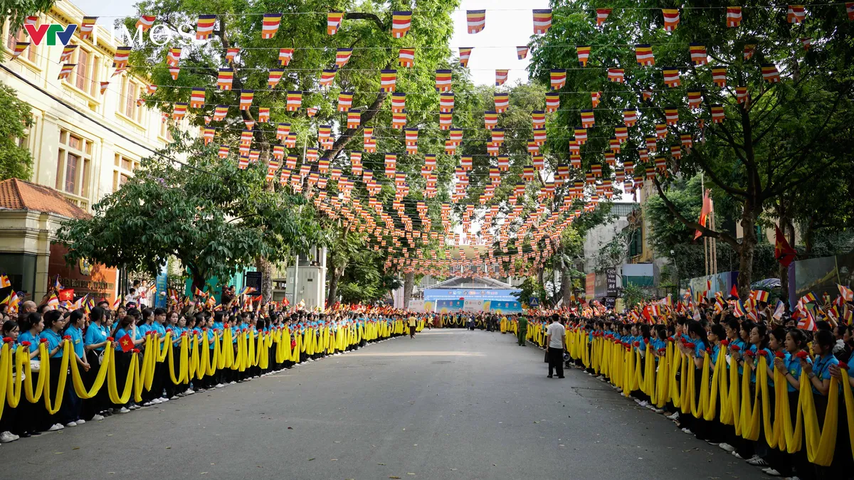 Hàng ngàn người dân Hà Nội cung rước Xá lợi Phật về chùa Quán Sứ - Ảnh 6.