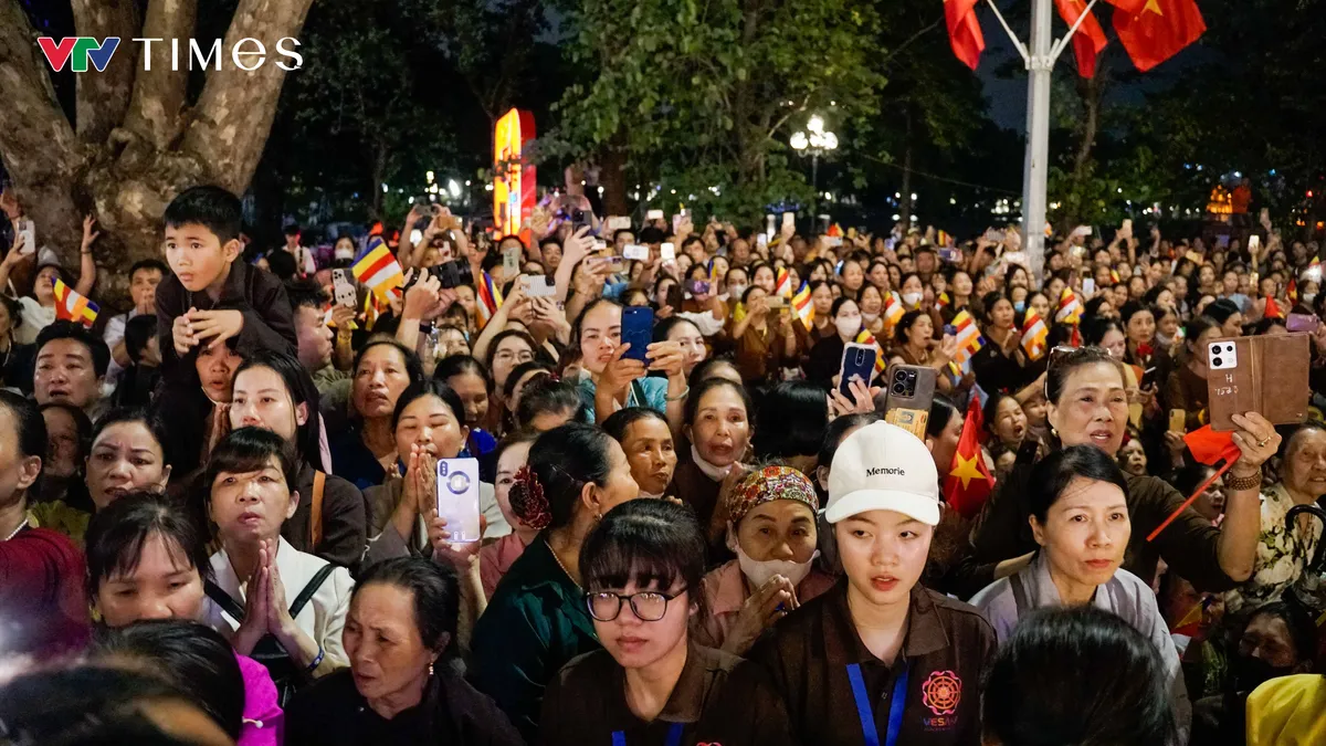 Phật tử khắp nơi đổ về khu vực hồ Hoàn Kiếm cung rước Xá lợi Đức Phật - Ảnh 3.