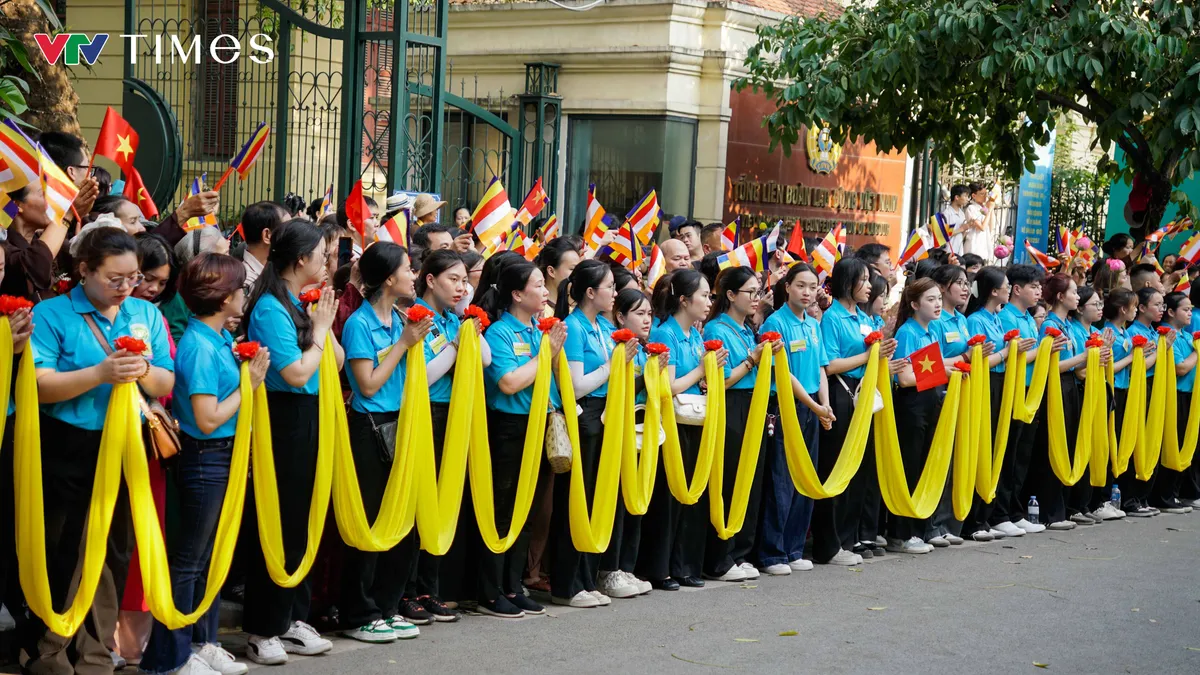 Hàng ngàn người dân Hà Nội cung rước Xá lợi Phật về chùa Quán Sứ - Ảnh 7.