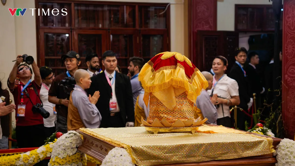 Phật tử khắp nơi đổ về khu vực hồ Hoàn Kiếm cung rước Xá lợi Đức Phật - Ảnh 9.