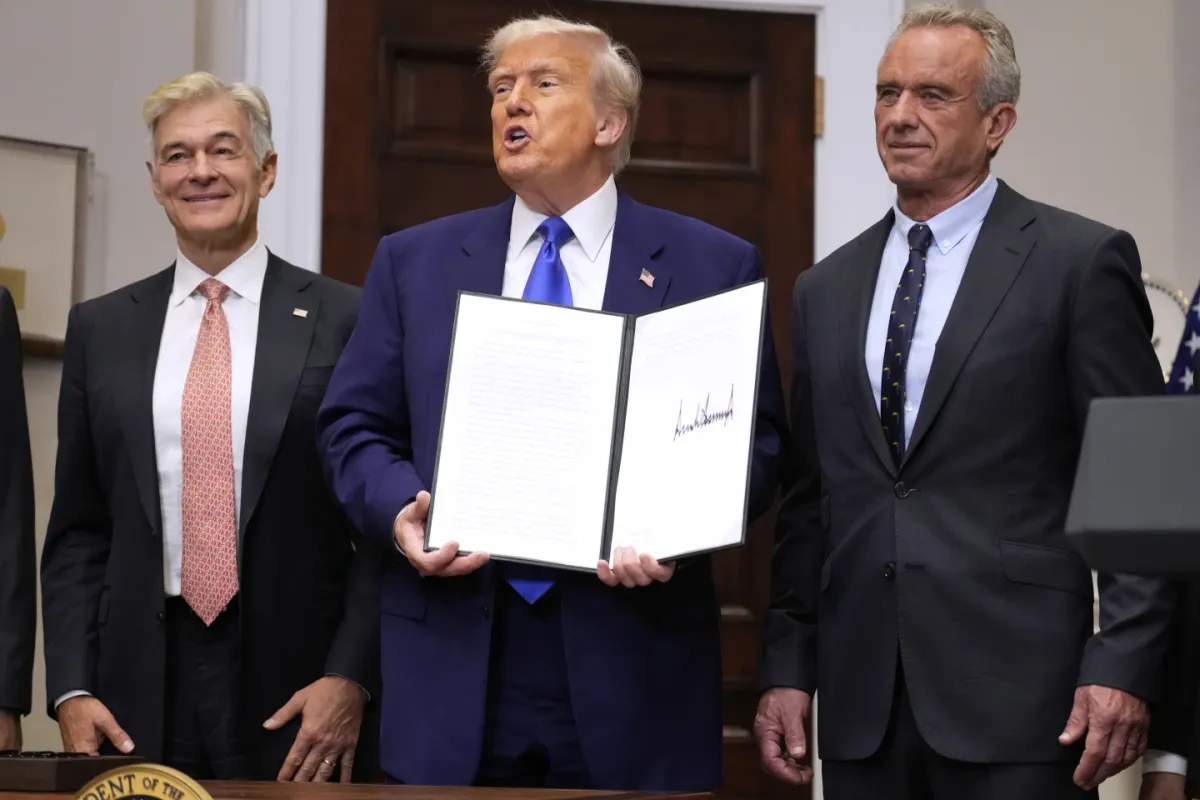 Ông Trump ký sắc lệnh yêu cầu giảm giá thuốc trong 30 ngày - Ảnh 1.
