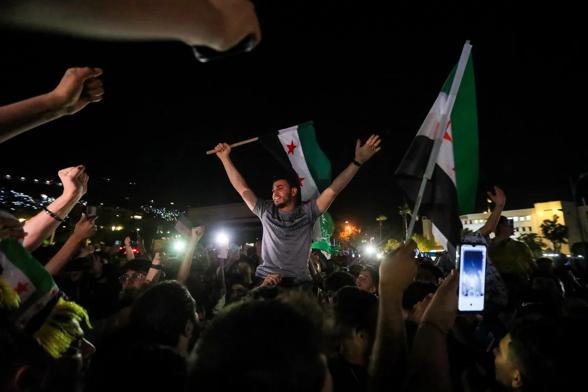 Mỹ dỡ bỏ lệnh trừng phạt đối với Syria - Ảnh 1.