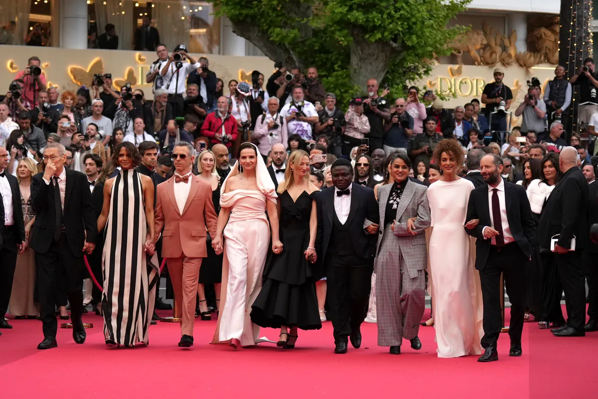Khai mạc LHP Cannes lần thứ 78: Leonardo DiCaprio trao Cành cọ vàng danh dự cho Robert De Niro - Ảnh 3.