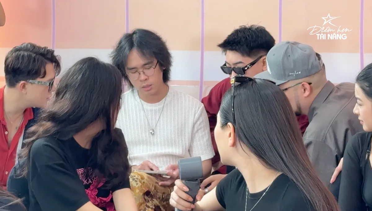 Đồng hành cùng điểm hẹn tài năng: Khoảnh khắc gặp gỡ bất ngờ của 12 thí sinh và bộ ba giám khảo - Ảnh 1.
