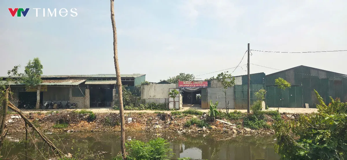 Hà Nội: Nhiều nhà xưởng “mọc” trên đất nông nghiệp tại xã Lam Sơn - Ảnh 4.