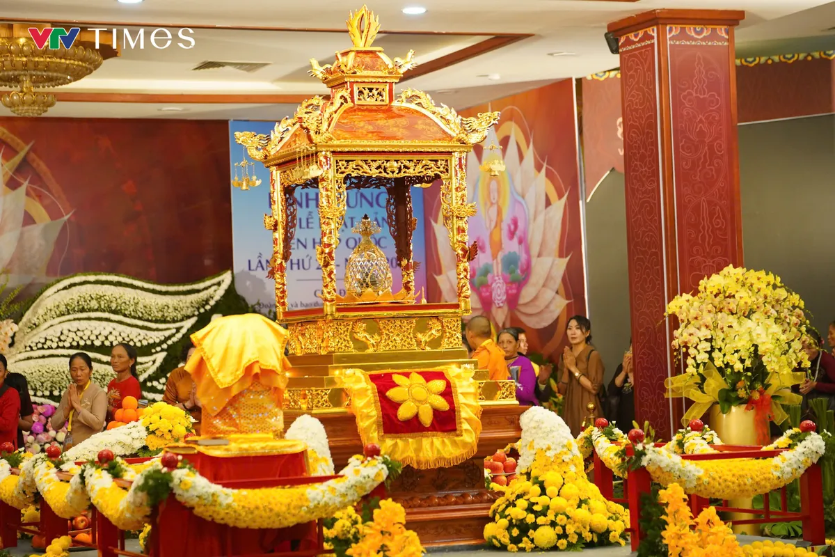 Phật tử xếp hàng dài từ sáng sớm chờ chiêm bái Xá lợi Phật tại chùa Quán Sứ - Ảnh 4.