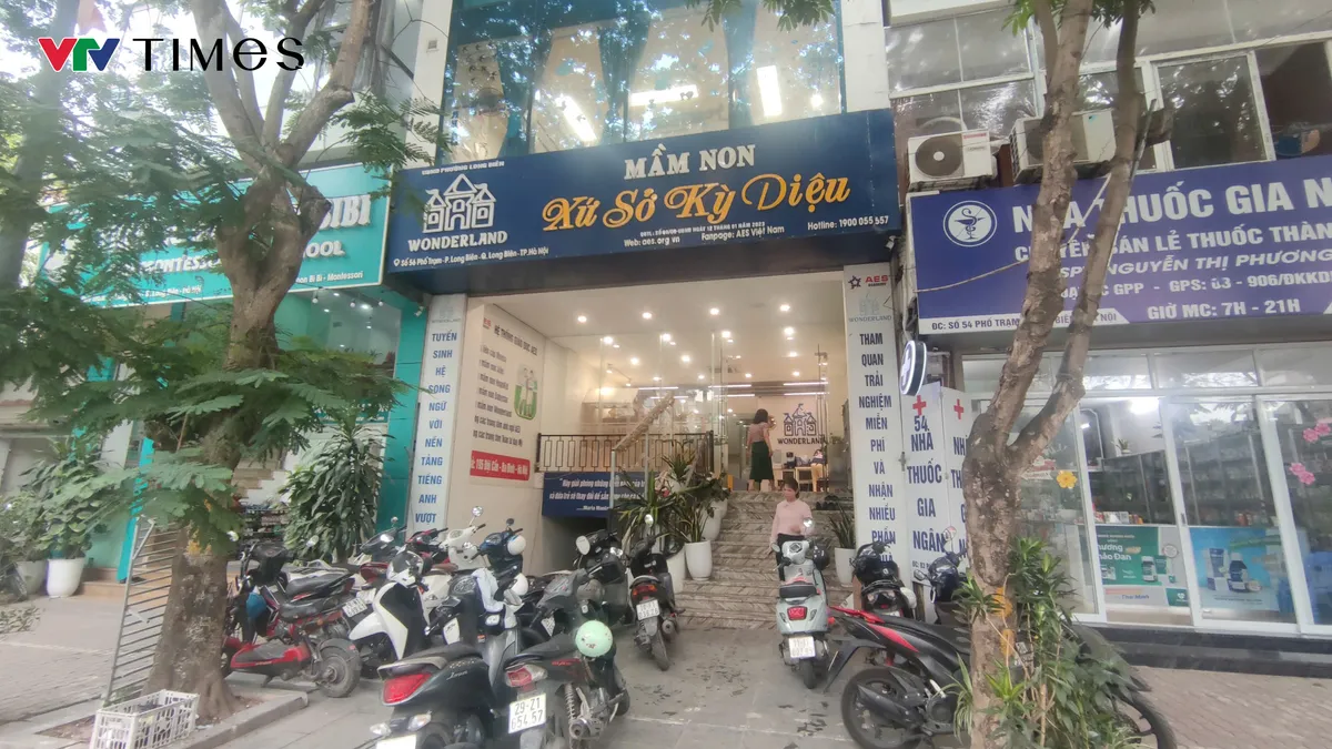 Bé gái 2 tuổi bị bỏ quên, chạy ra giữa đường đuổi theo lớp học - Ảnh 4.