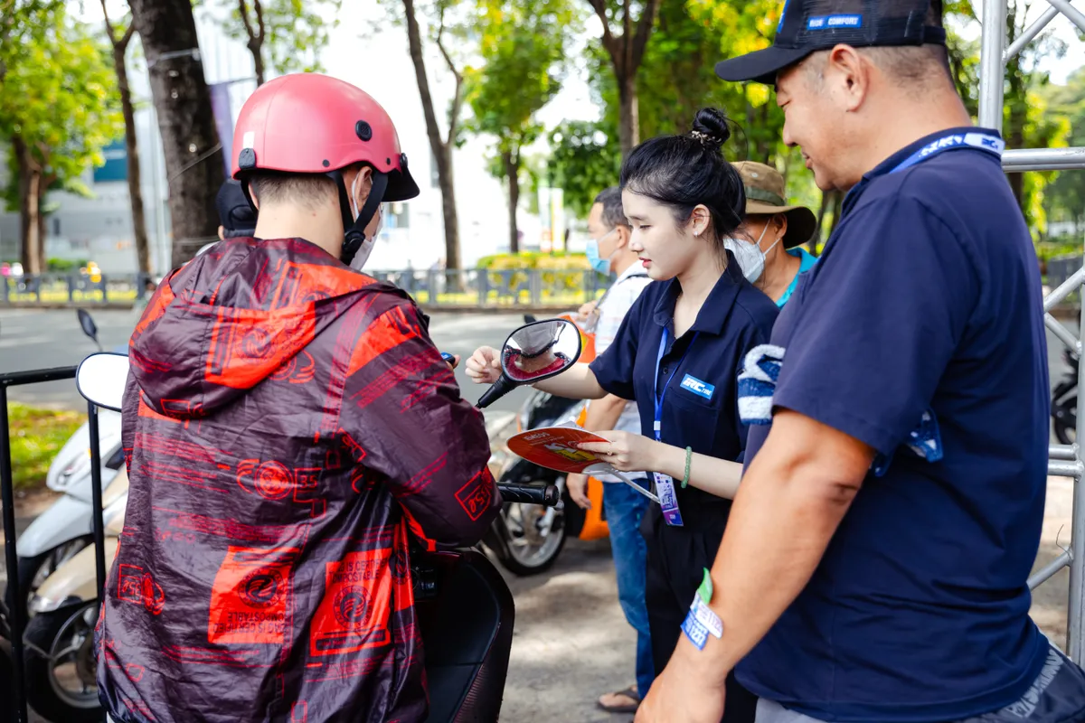 Hàng nghìn người dân hòa mình với một lễ hội cộng đồng đặc biệt - Ảnh 1.