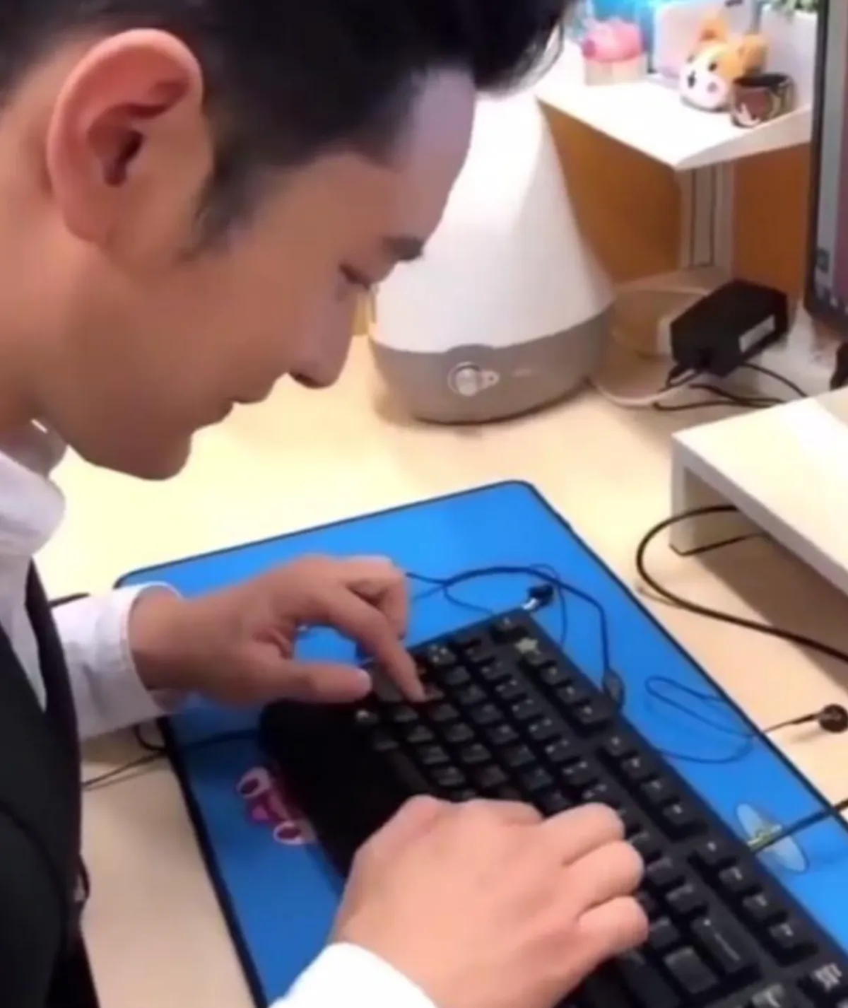 Huỳnh Hiểu Minh đi học Tiến sĩ nhưng lại gây sốt vì clip đánh máy - Ảnh 2. Huỳnh Hiểu Minh đi học Tiến sĩ nhưng lại gây sốt vì clip đánh máy - Ảnh 2.