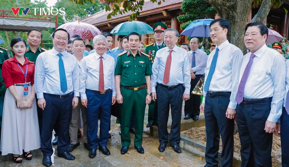 Tổng Bí thư Tô Lâm dâng hương tưởng niệm Chủ tịch Hồ Chí Minh tại Khu Di tích Kim Liên. - Ảnh 2.