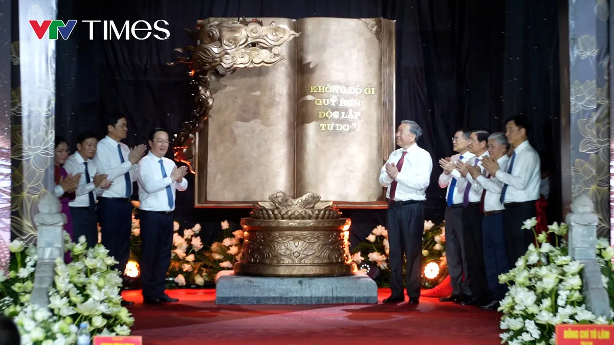 Tổng Bí thư Tô Lâm dâng hương tưởng niệm Chủ tịch Hồ Chí Minh tại Khu Di tích Kim Liên. - Ảnh 4.