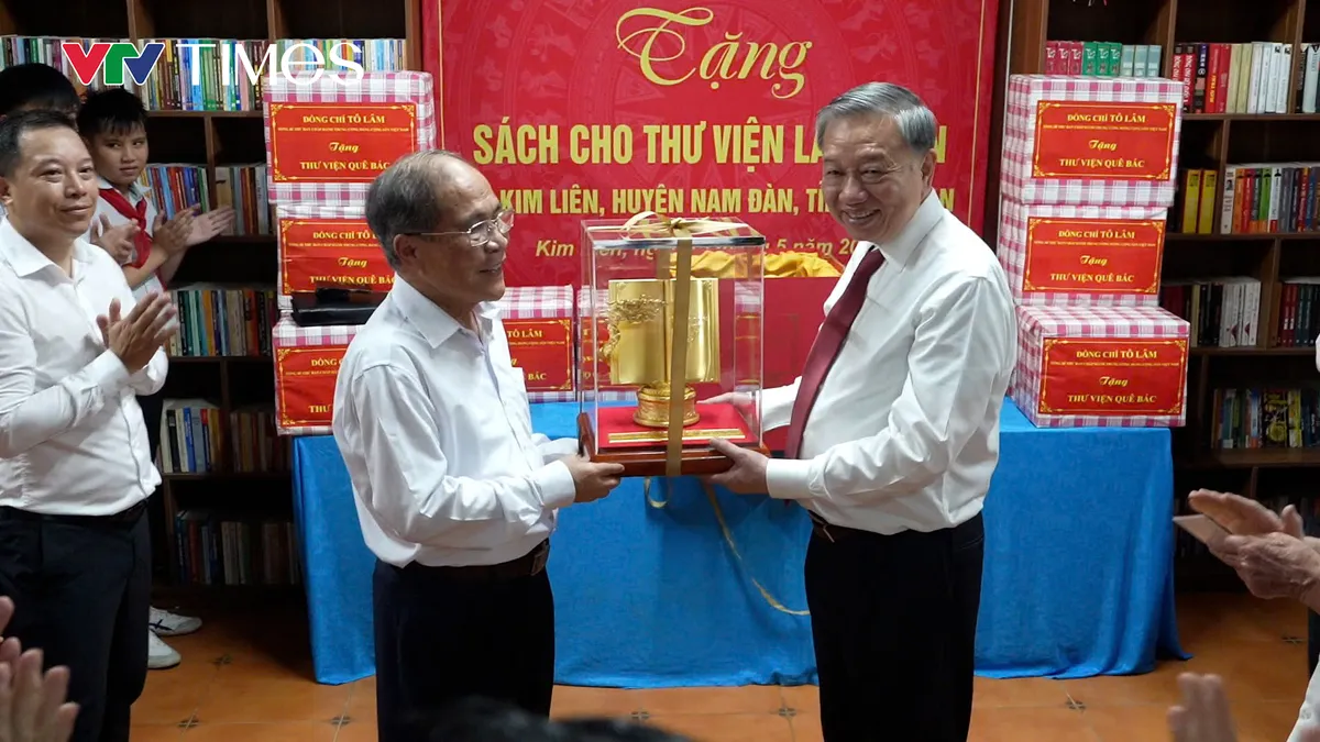 Tổng Bí thư Tô Lâm dâng hương tưởng niệm Chủ tịch Hồ Chí Minh tại Khu Di tích Kim Liên. - Ảnh 6.
