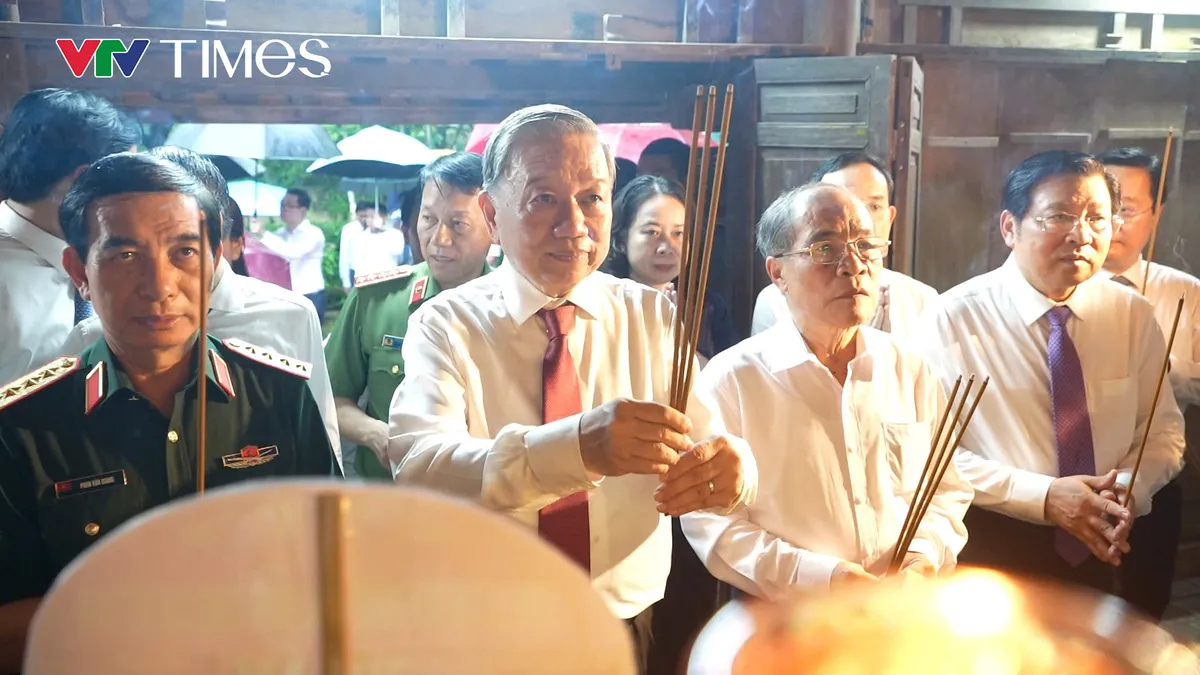 Tổng Bí thư Tô Lâm dâng hương tưởng niệm Chủ tịch Hồ Chí Minh tại Khu Di tích Kim Liên. - Ảnh 7.