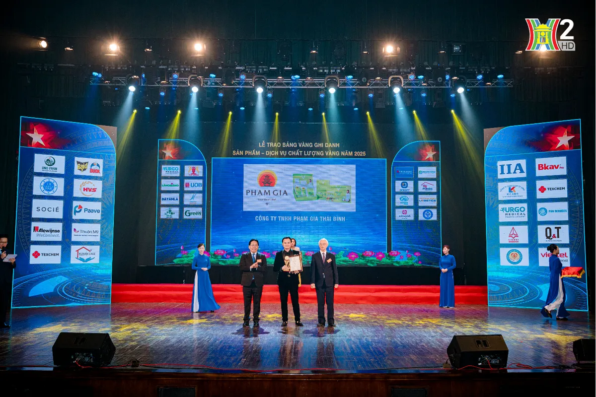 NSƯT Kim Tiểu Long đại diện Phạm Gia Thái Bình nhận giải Top 20 Sản phẩm chất lượng vàng năm 2025 - Ảnh 1.