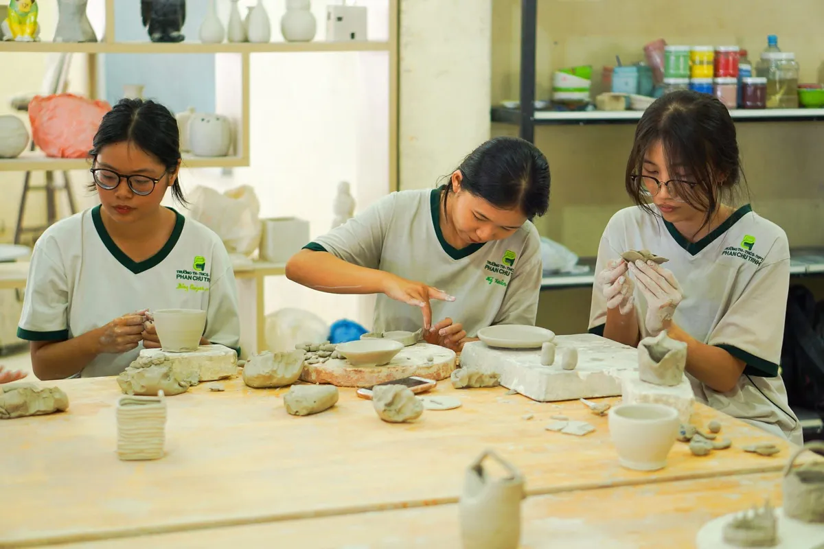 Đưa gốm vào học đường: Hành trình đánh thức bản sắc qua từng nắm đất - Ảnh 1.