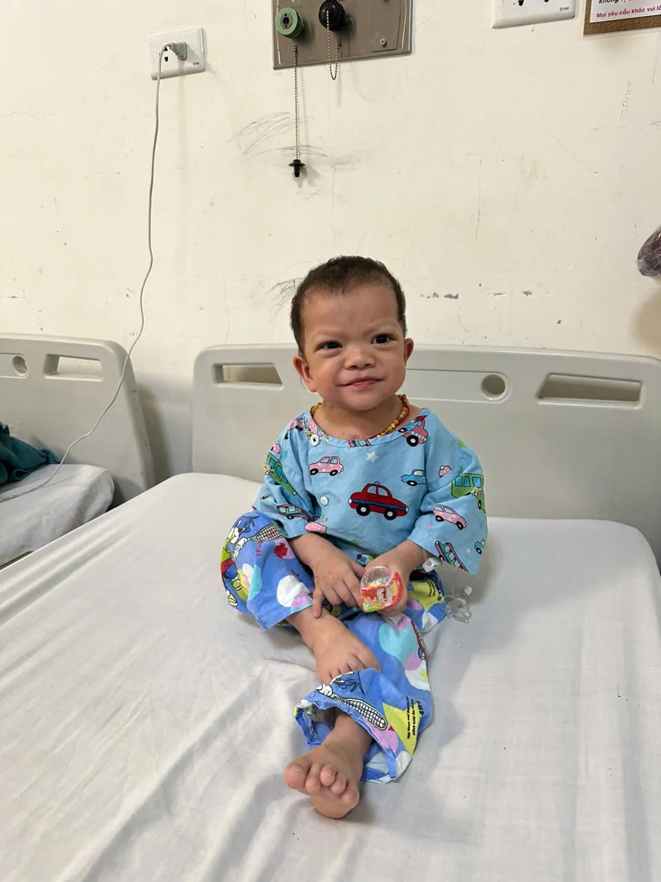 Hạnh phúc vỡ òa khi được ra viện của bệnh nhi 3 tuổi mắc tim bẩm sinh - Ảnh 1.