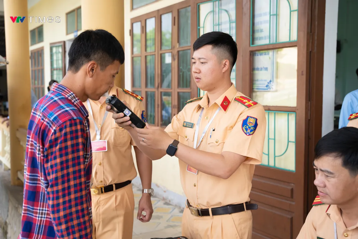 Quảng Bình: Thí sinh được kiểm tra nồng độ cồn trước khi vào sát hạch lái xe - Ảnh 1.
