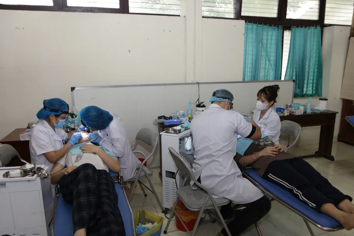 Khám và chăm sóc sức khỏe răng miệng miễn phí cho trẻ em Làng Trẻ em SOS Hà Nội  - Ảnh 2.
