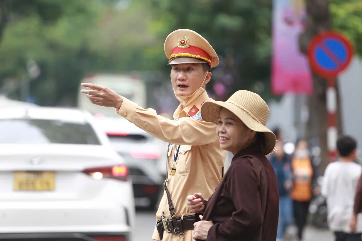 CSGT Hà Nội bảo đảm an toàn giao thông, phục vụ các hoạt động của Đại lễ Phật đản - Ảnh 2.