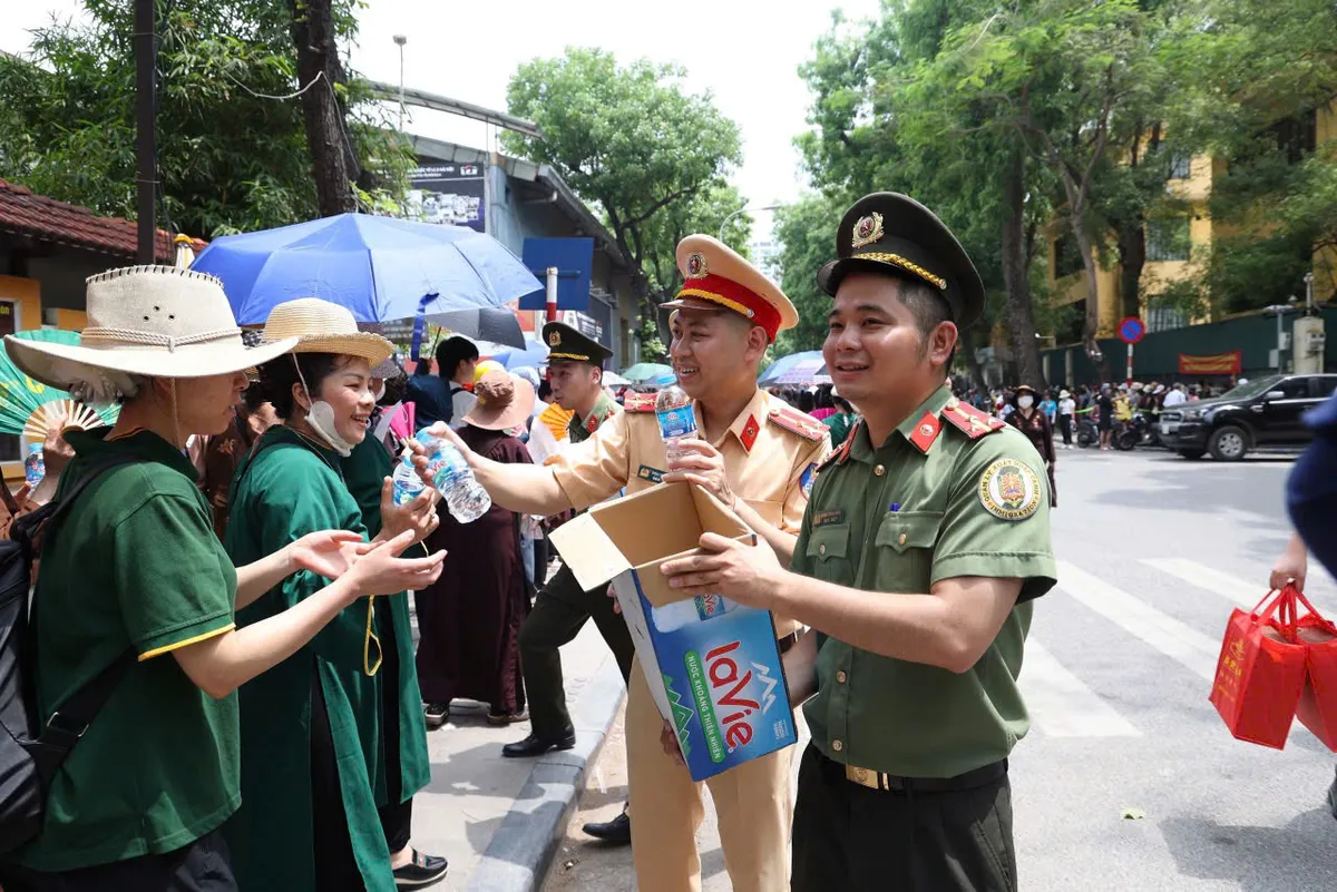 CSGT Hà Nội bảo đảm an toàn giao thông, phục vụ các hoạt động của Đại lễ Phật đản - Ảnh 4.