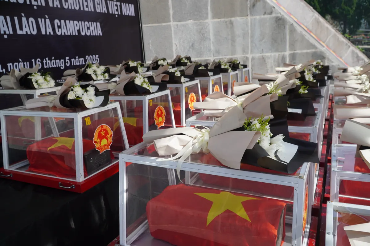 Kon Tum: An táng hài cốt liệt sĩ hy sinh tại Lào và Campuchia - Ảnh 2.