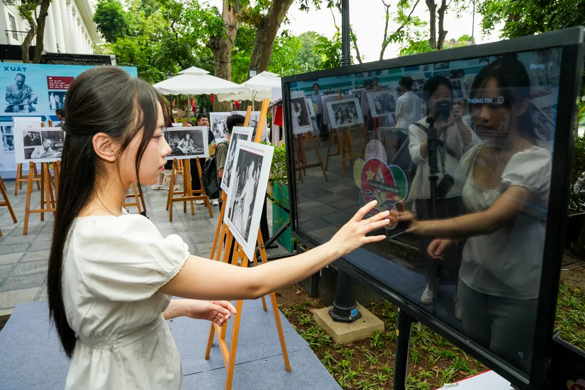 Triển lãm Rạng rỡ tên Người nhân kỷ niệm 135 năm Ngày sinh Chủ tịch Hồ Chí Minh - Ảnh 2.