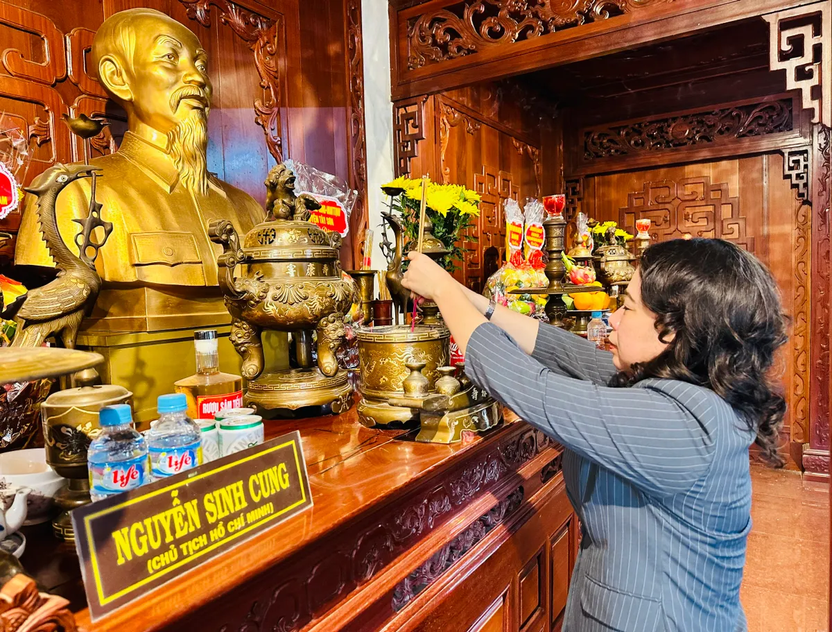 Phó Chủ tịch nước Võ Thị Ánh Xuân dâng hoa, dâng hương Khu tưởng niệm cụ Nguyễn Sinh Sắc - Ảnh 2. Phó Chủ tịch nước Võ Thị Ánh Xuân dâng hoa, dâng hương Khu tưởng niệm cụ Nguyễn Sinh Sắc - Ảnh 2.