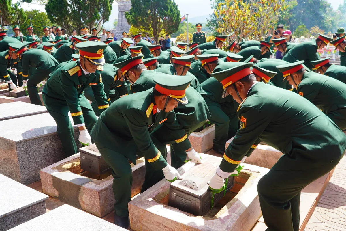 Kon Tum: An táng hài cốt liệt sĩ hy sinh tại Lào và Campuchia - Ảnh 4.