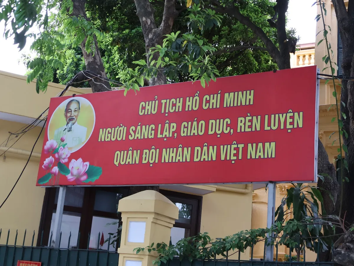 Thủ đô Hà Nội rạng rỡ cờ hoa kỷ niệm 135 năm ngày sinh Chủ tịch Hồ Chí Minh - Ảnh 8.