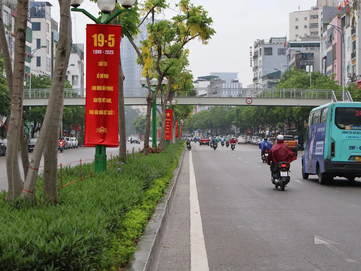 Thủ đô Hà Nội rạng rỡ cờ hoa kỷ niệm 135 năm ngày sinh Chủ tịch Hồ Chí Minh - Ảnh 3.