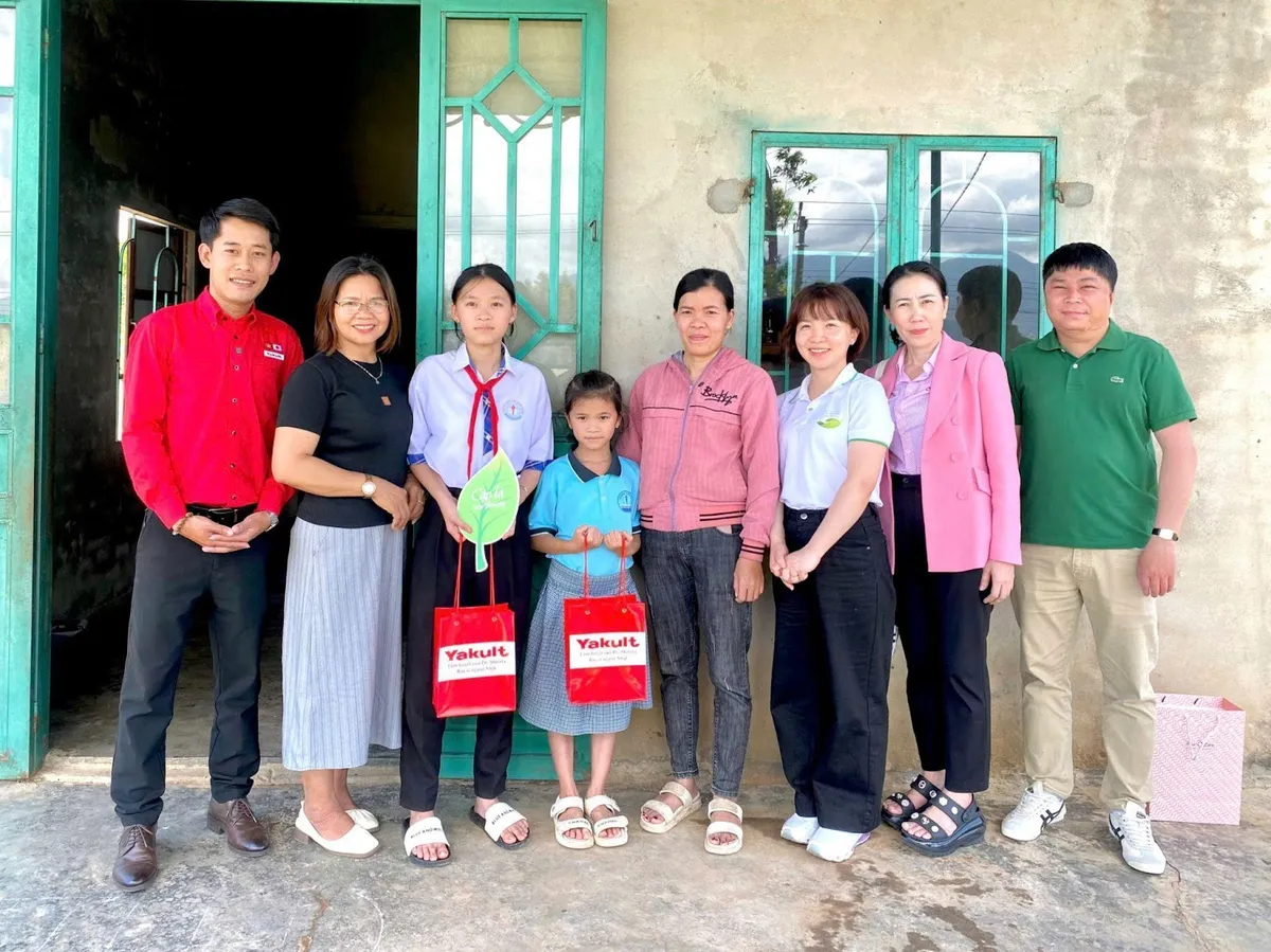 Yakult Việt Nam: Bền bỉ gieo mầm tri thức, vun đắp tương lai cùng Cặp lá yêu thương  - Ảnh 1.