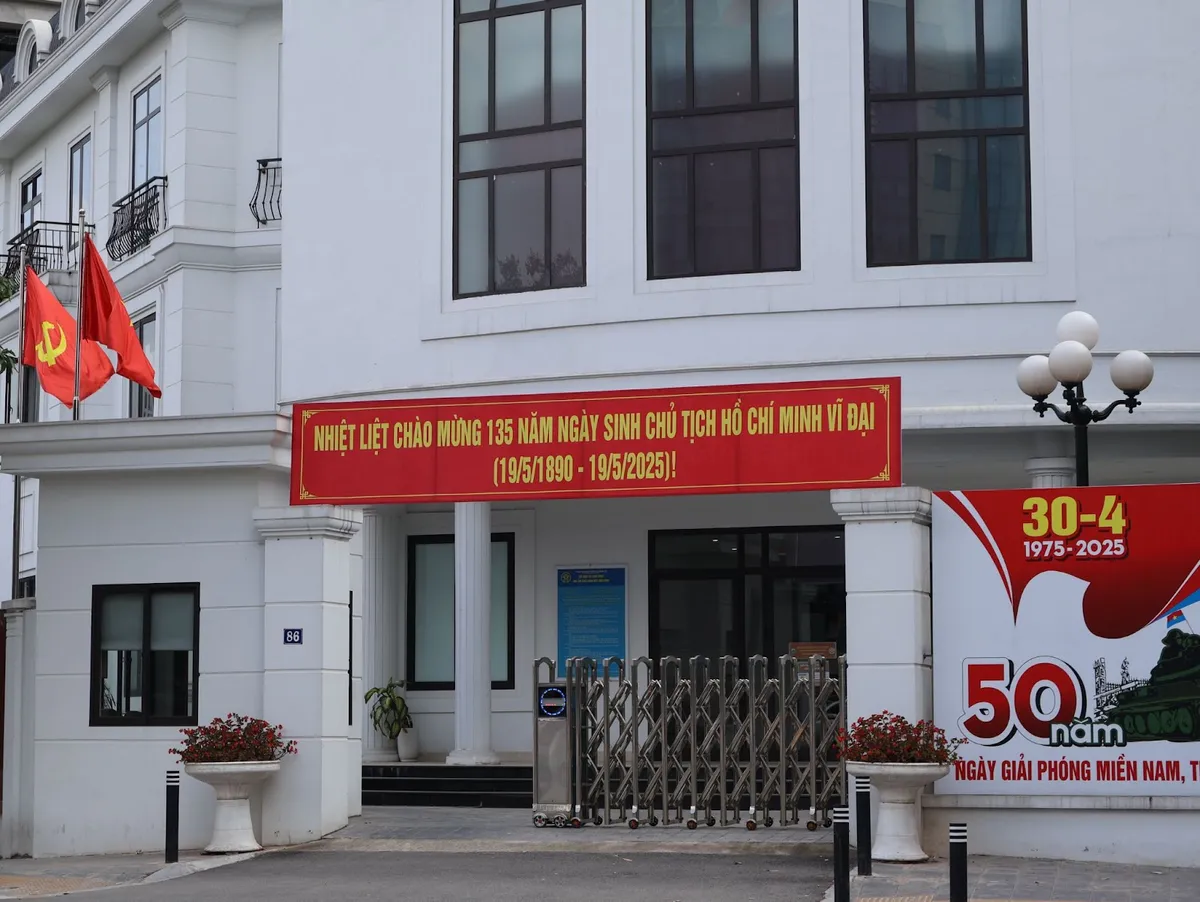 Thủ đô Hà Nội rạng rỡ cờ hoa kỷ niệm 135 năm ngày sinh Chủ tịch Hồ Chí Minh - Ảnh 9.