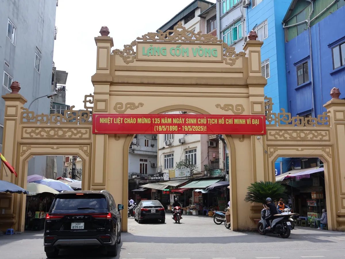 Thủ đô Hà Nội rạng rỡ cờ hoa kỷ niệm 135 năm ngày sinh Chủ tịch Hồ Chí Minh - Ảnh 10.