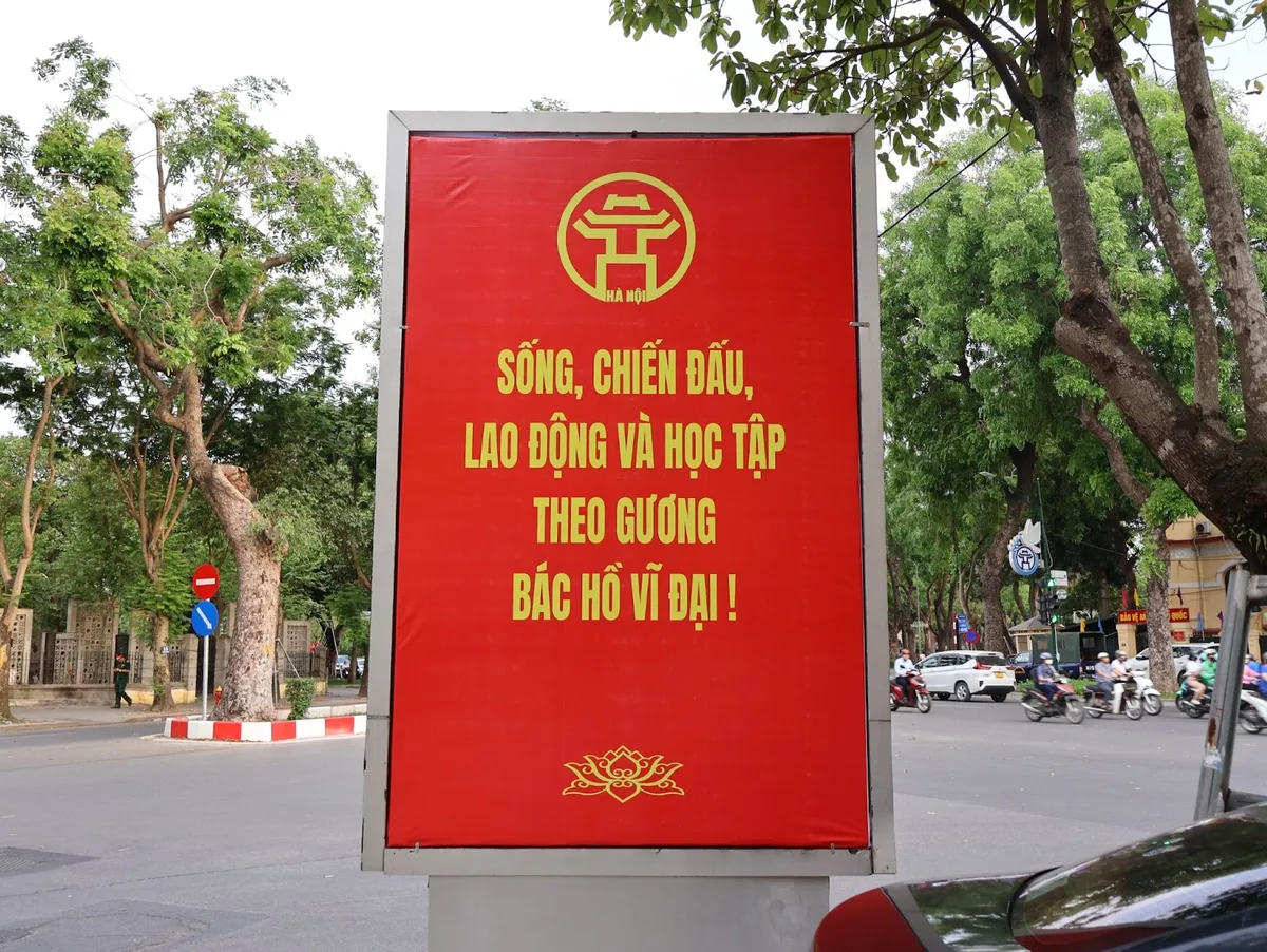 Thủ đô Hà Nội rạng rỡ cờ hoa kỷ niệm 135 năm ngày sinh Chủ tịch Hồ Chí Minh - Ảnh 6.