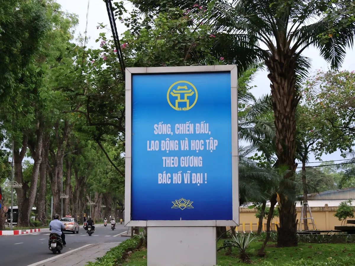 Thủ đô Hà Nội rạng rỡ cờ hoa kỷ niệm 135 năm ngày sinh Chủ tịch Hồ Chí Minh - Ảnh 7.