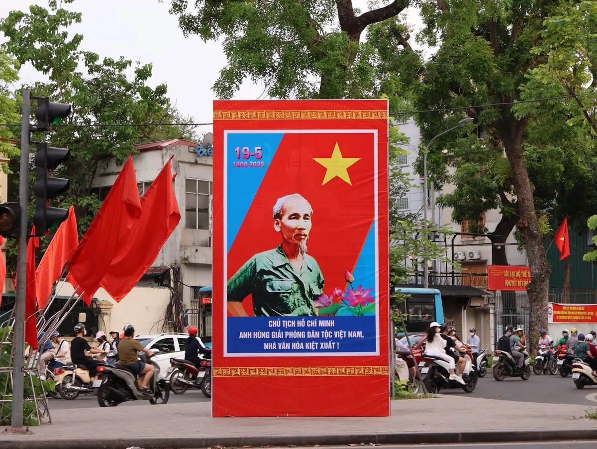 Thủ đô Hà Nội rạng rỡ cờ hoa kỷ niệm 135 năm ngày sinh Chủ tịch Hồ Chí Minh - Ảnh 4.