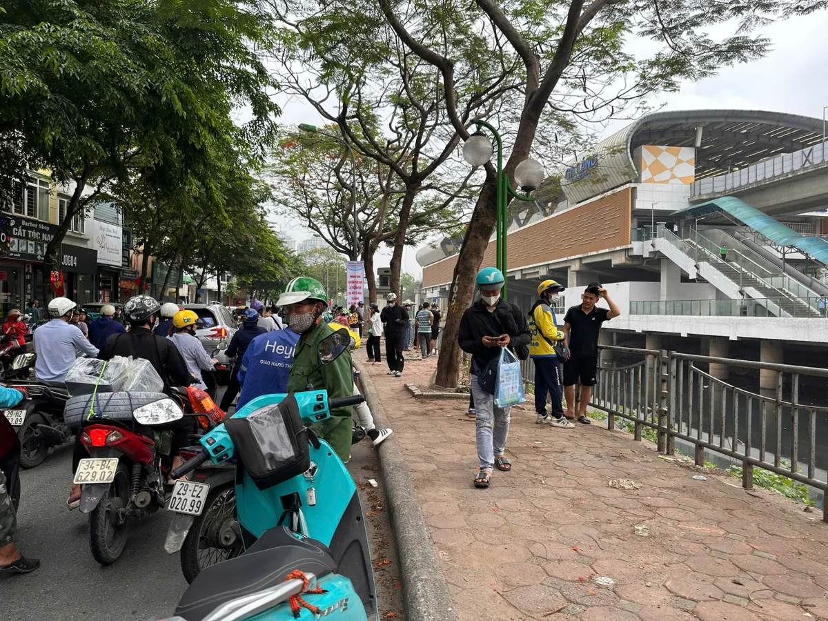 Phát hiện thi thể người đàn ông trên sông Tô Lịch - Ảnh 1. Phát hiện thi thể người đàn ông trên sông Tô Lịch - Ảnh 1.