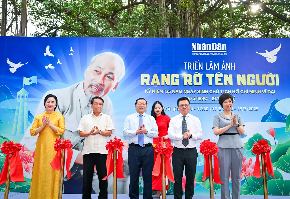 Triển lãm Rạng rỡ tên Người nhân kỷ niệm 135 năm Ngày sinh Chủ tịch Hồ Chí Minh - Ảnh 1.
