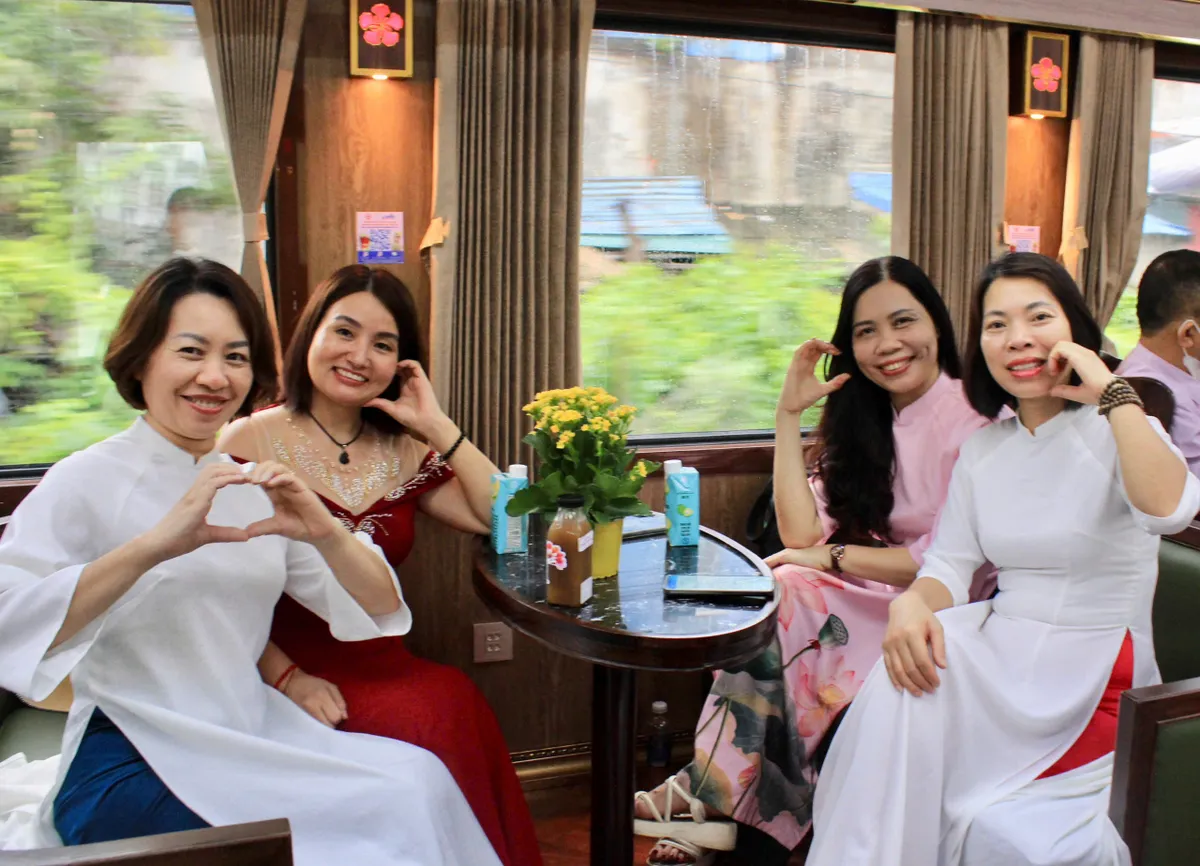 Du khách thích thú với toa tàu “thương gia” trên đường sắt Hà Nội - Hải Phòng - Ảnh 5.