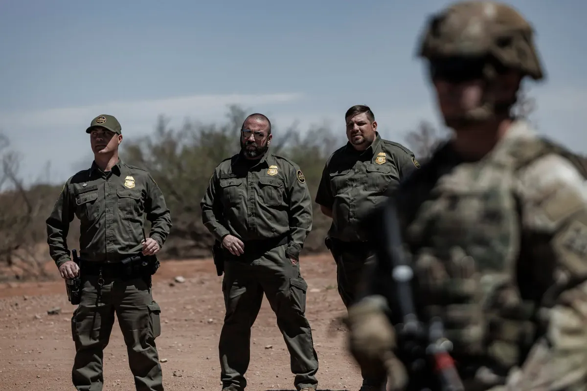 Đưa khí tài và 8.600 binh sĩ tới biên giới Mexico, ông Trump biến phía Nam thành ‘tiền tuyến’? - Ảnh 3.
