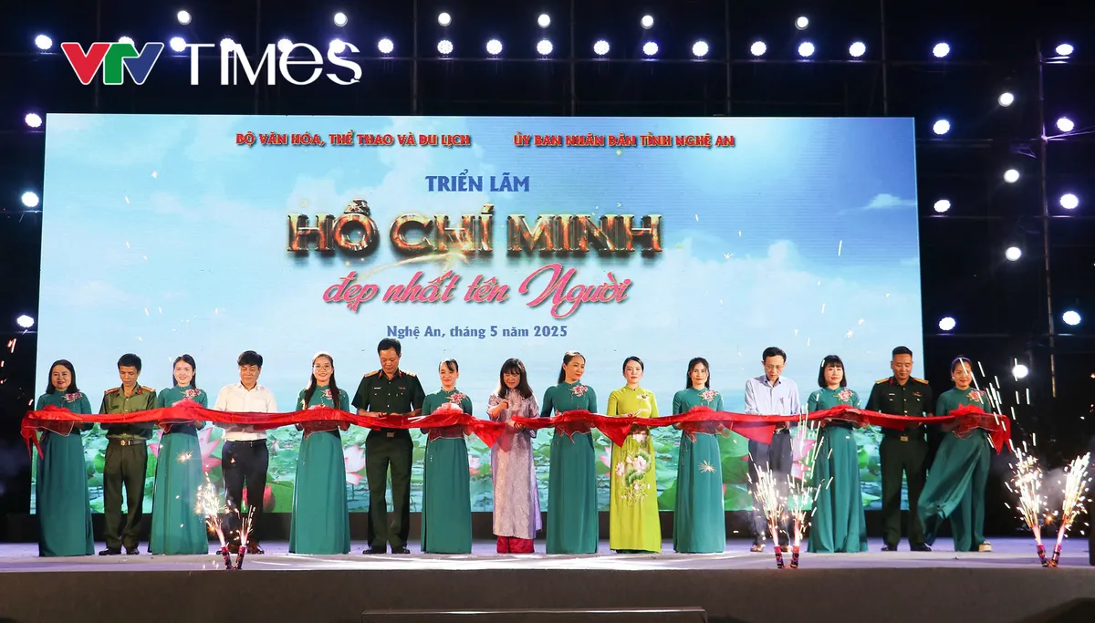 Hơn 400 hình ảnh, tư liệu, hiện vật quý có tại Triển lãm “Hồ Chí Minh đẹp nhất tên Người” - Ảnh 5.