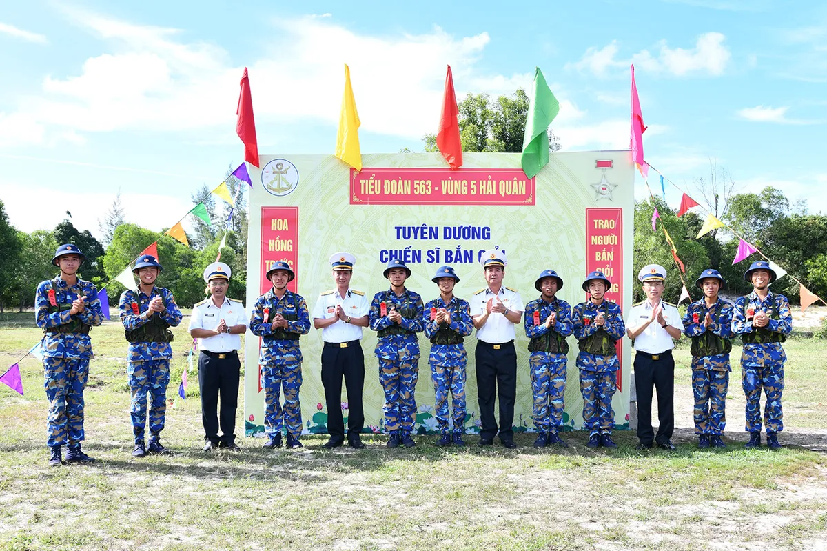 Chiến sĩ hải quân mới thực hành 3 tiếng nổ - Ảnh 12.