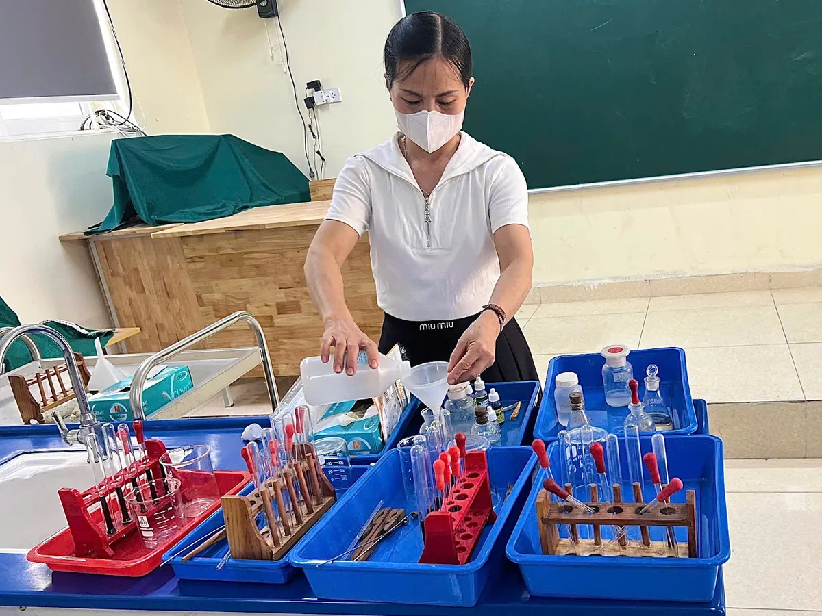 Viên chức thiết bị, thí nghiệm trường học mong mỏi nhận truy lĩnh phụ cấp độc hại - Ảnh 2.