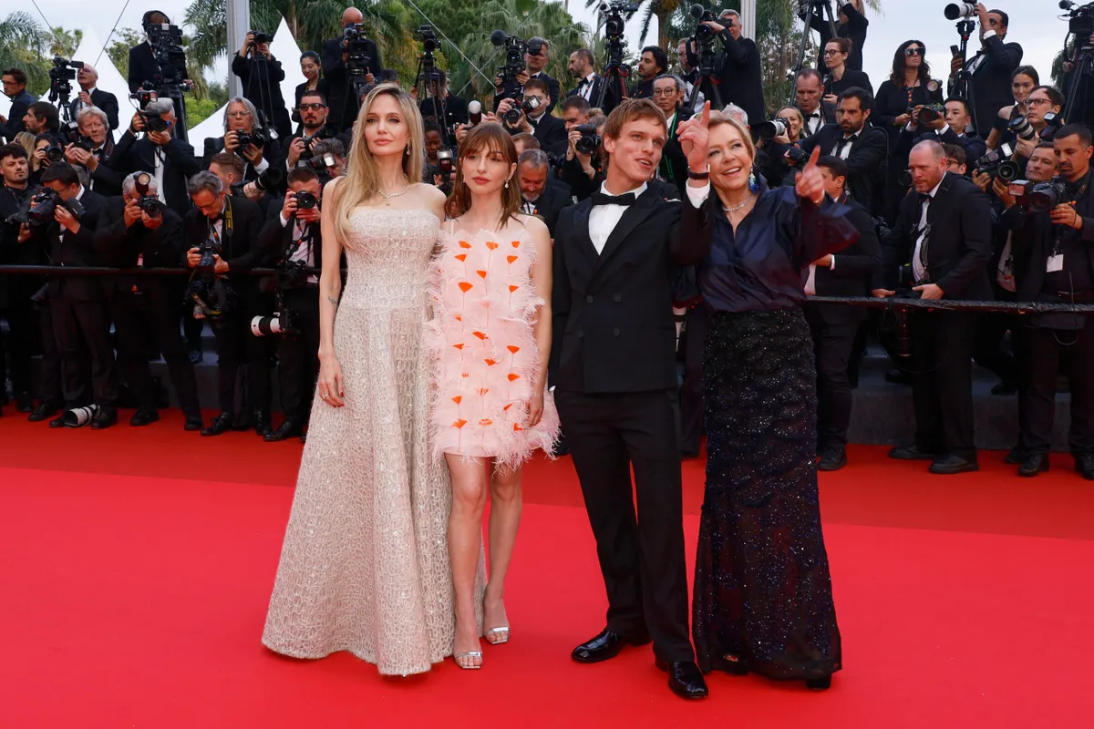 Angelina Jolie mặc chiếc váy có mức giá không tưởng trên thảm đỏ LHP Cannes 2025 - Ảnh 2.