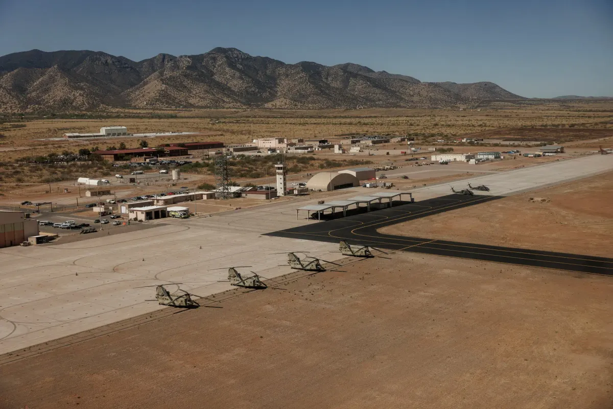 Đưa khí tài và 8.600 binh sĩ tới biên giới Mexico, ông Trump biến phía Nam thành ‘tiền tuyến’? - Ảnh 2.