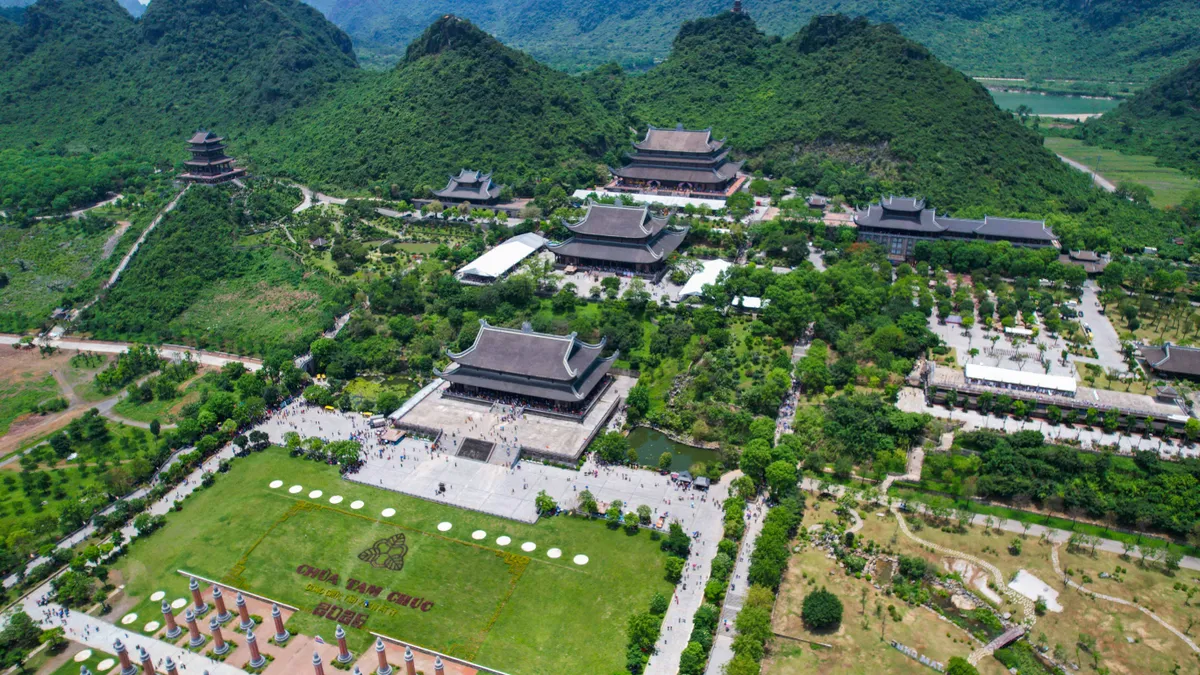 Biển người đổ về chùa Tam Chúc chiêm bái Xá lợi Phật - Ảnh 6.